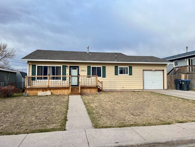 Building Photo - 4 bedroom single family home!