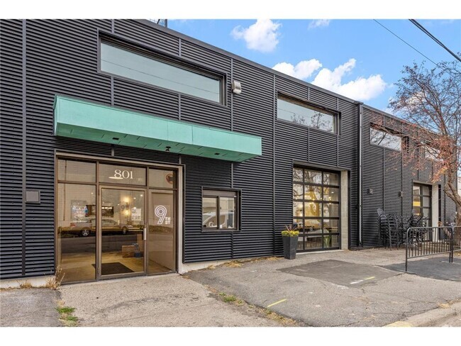 Building Photo - 801 SE 9th St Unit 210 Rental