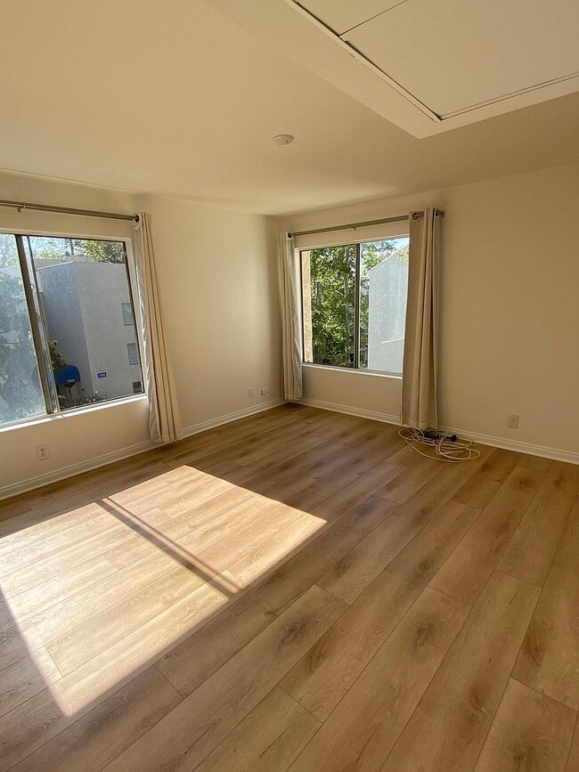 Spacious primary bedroom with abundant natural light - 8305 Summertime Ln Unit 8305