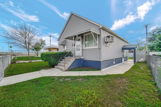 Building Photo - 2 Bedroom 1 Bathroom House for Rent!