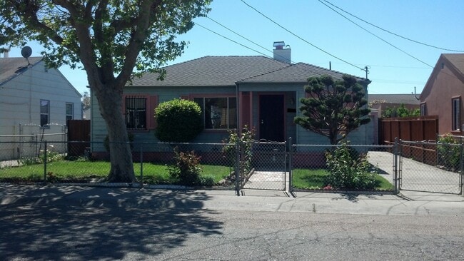 Building Photo - 2+ Bedroom 1 Bath House in Oakland -- Comi...