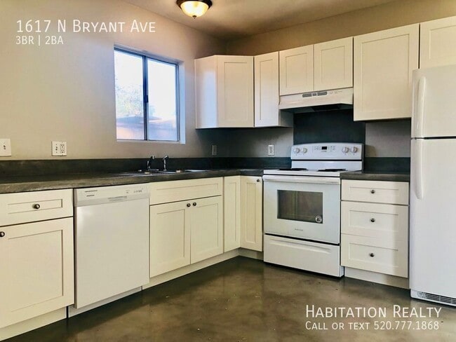 Building Photo - 1617 N Bryant Ave