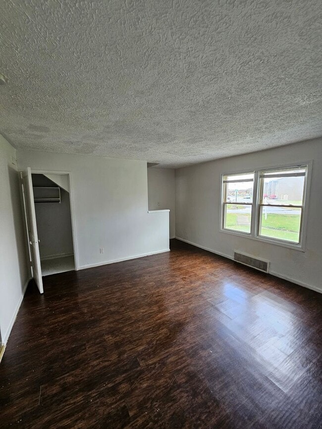 Photo - 3 Bedroom For rent ON S Central Unit 956