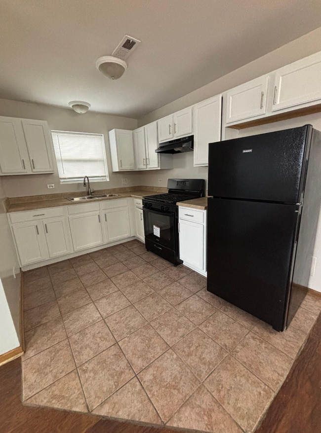 Building Photo - 7456 S Stewart Ave Unit 3