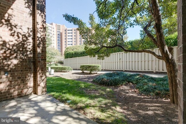 Building Photo - 1775 S Hayes St