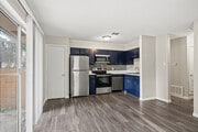 2BR, 2BA - 740SF - Living