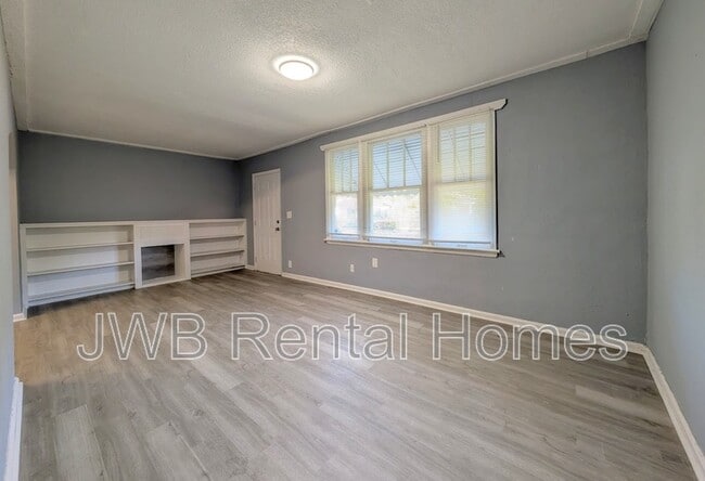 Photo - 1530 W 10th St