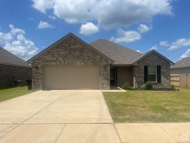 Building Photo - Newer Home is Legacy Pointe Subdivision in...
