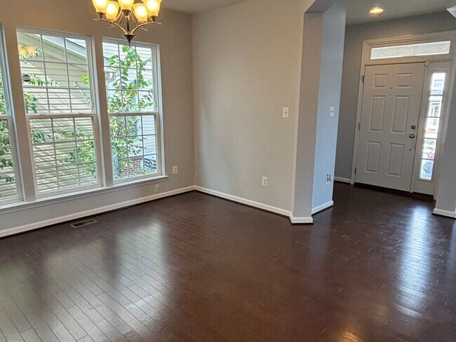 Photo - 4 Bedroom and Basement Single Family Home ...