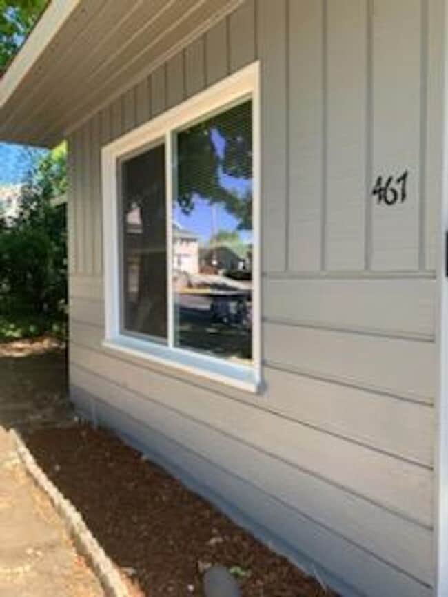Building Photo - 4268-3t - 465/467 NE Baker Unit 467 Rental