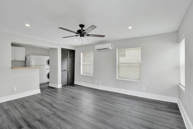 Building Photo - 234 NE 14th Ave Unit #2