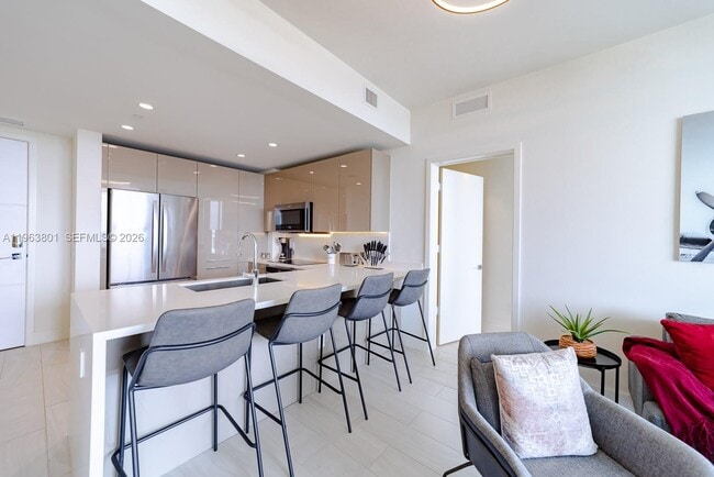 Photo - 2000 Metropica Wy Unidad 806