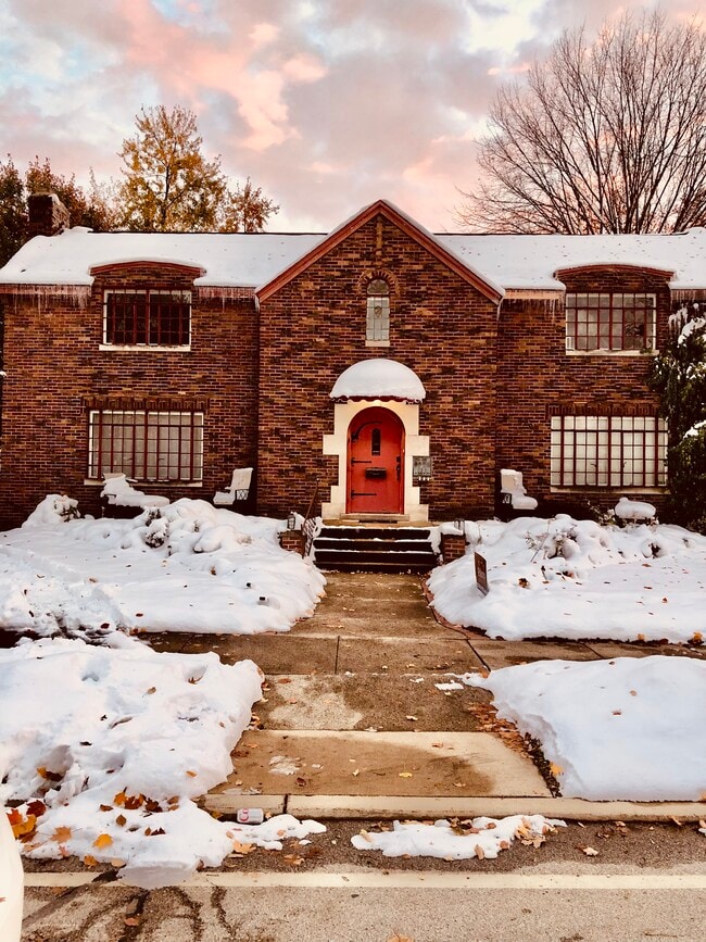 Building Photo - 735 Lincolnway E