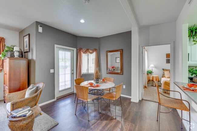 2BR, 2BA - 1058SF - Dining Room - Island Palms Rental