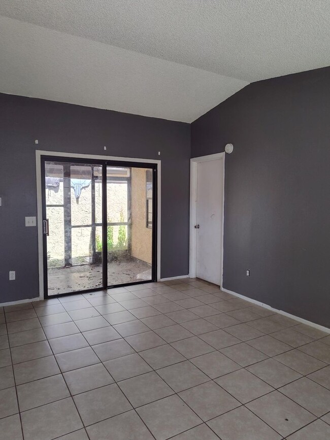 Photo - Welcome to Silver Springs Shores–Plaza Ridge – Comfort, Convenience & Affordability in the Heart ... Unidad 102E