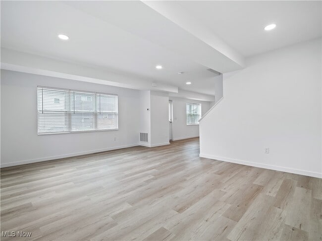 Building Photo - 2362 W 6th St Rental