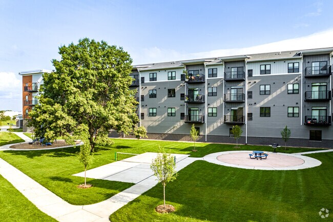 Building Photo - Golden Aspen Flats Rental