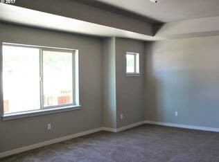 Photo - BEAUTIFUL CREEKWOOD TOWNHOME! 3 BR, 2.5 BA
