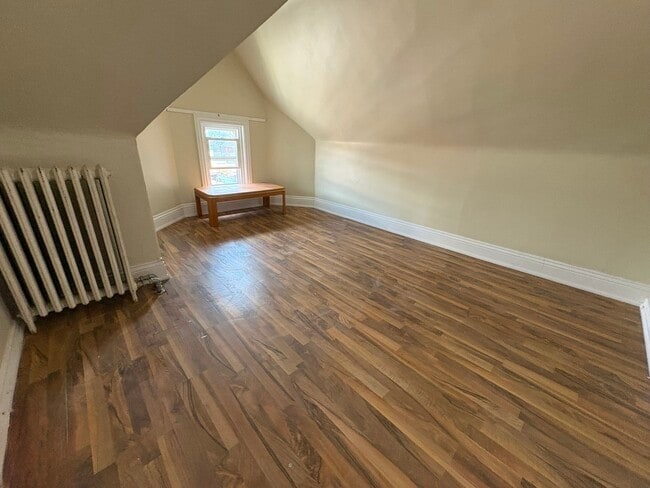 Photo - 410 Barton St E