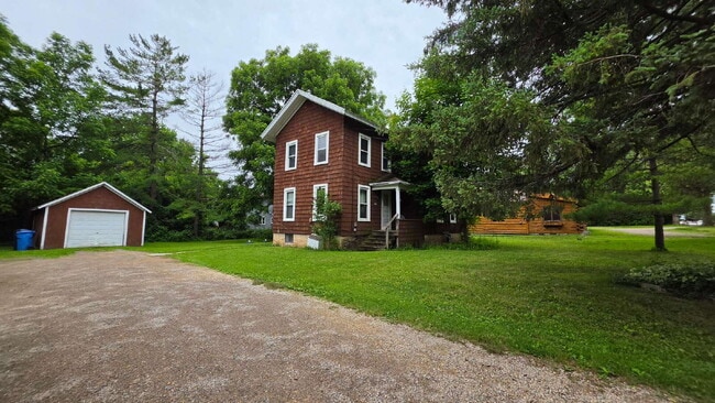 Building Photo - "Cozy & Convenient 2-Bedroom Duplex In Neenah – 800 Sq Ft of Comfortable Living!" Unit B