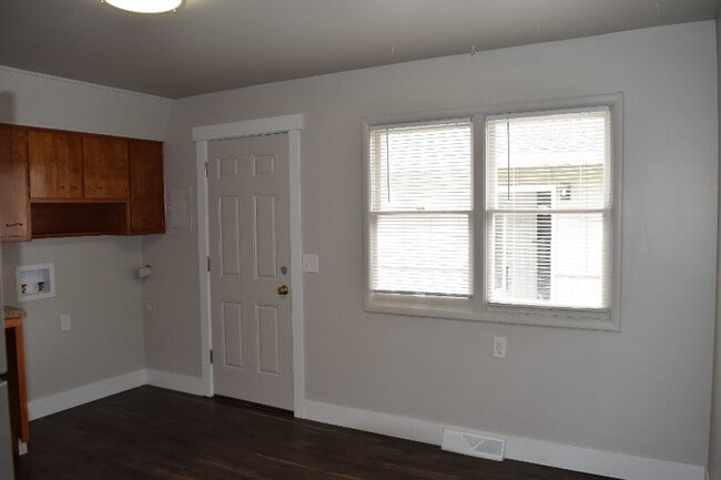 1617 9th St W