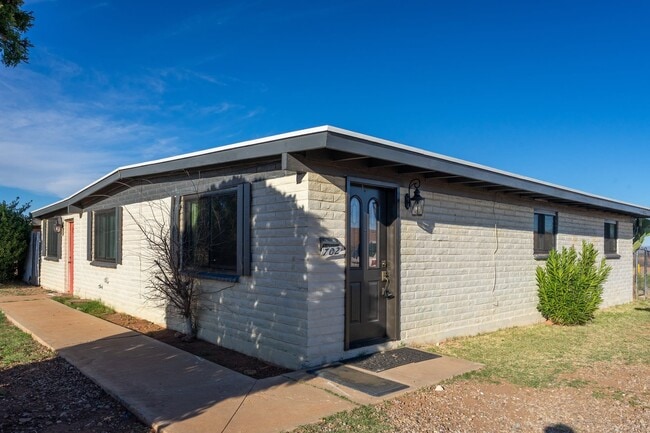 Photo - 702 N Skyline Dr