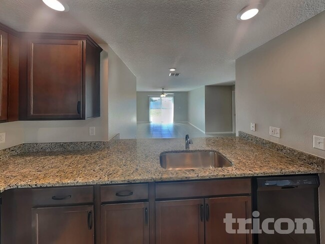 Photo - 2871 Chalmer St