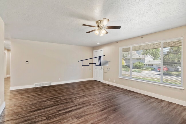Photo - 1334 Henderson Dr