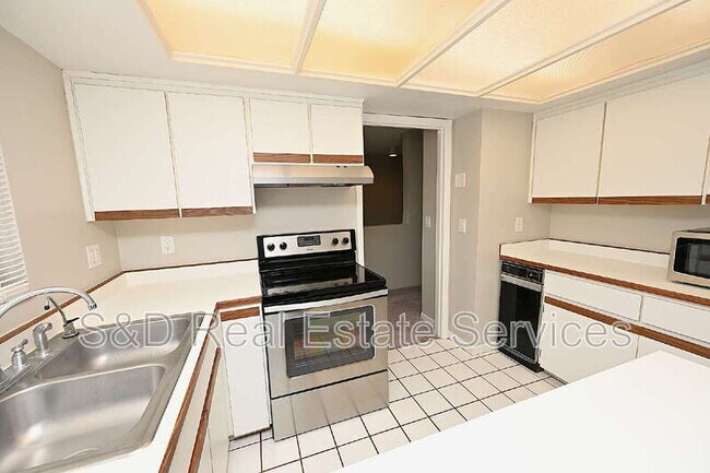 Photo - 1808 Village Ct