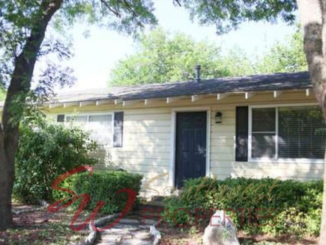 Building Photo - 3 bedroom  1 1/2 baths featuring large bedrooms and fenced yard!