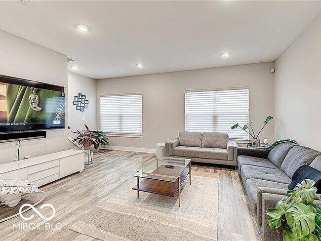 Photo - 2579 Filson St