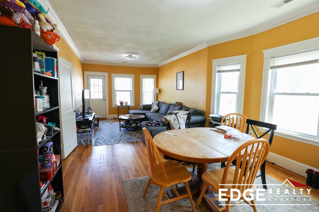 Building Photo - 148 Langdon Ave Unit 2