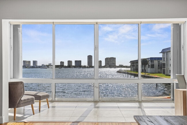 Building Photo - 2936 Lake Shore Dr Unit 204