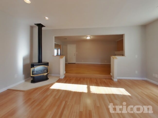 Photo - 2543 Hastings Way