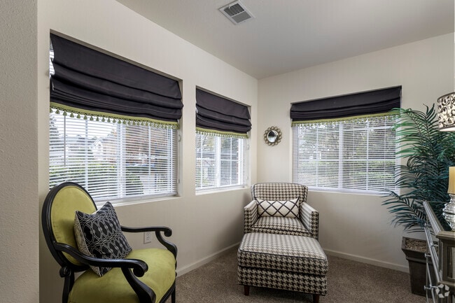 2 habitaciones, 2 baños, 1035 pies cuadrados, terraza acristalada opcional - Cedarcrest Village