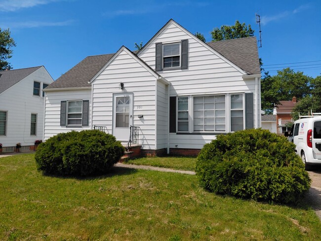 Building Photo - 4 bedroom, 2 full bath bungalow near Cedar and Warrensville
