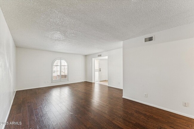 Photo - 516 N Hobson Plaza