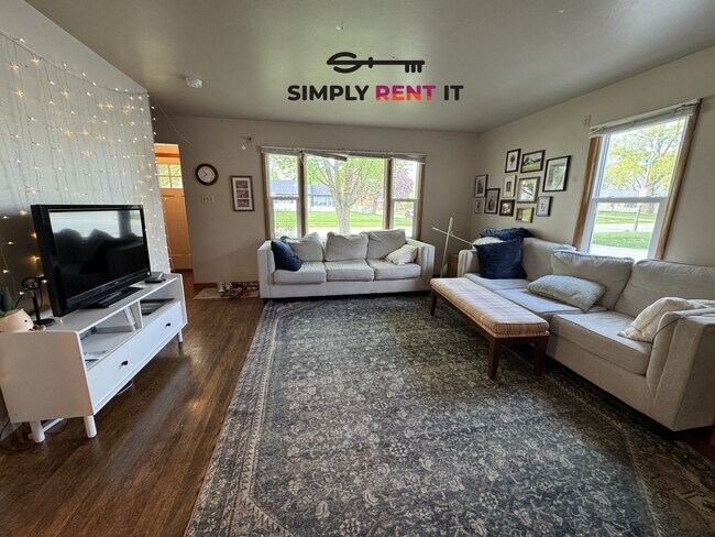 6 Bedroom House on Campus, August 1st