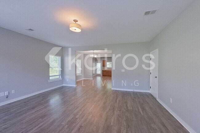 Photo - 655 White Oak Cir