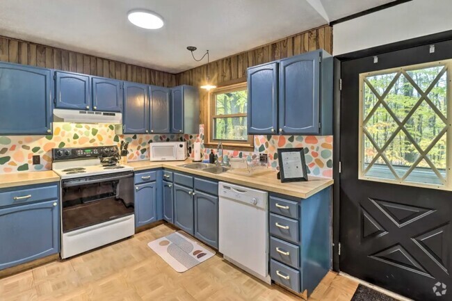 Building Photo - Charming 3BR House in Tobyhanna