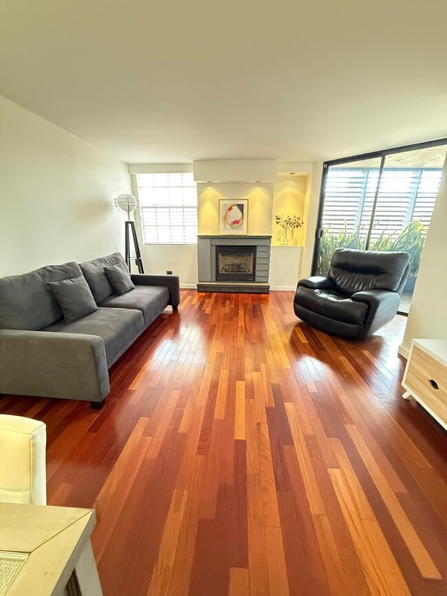 Photo - 740 N Kings Rd Unit 320