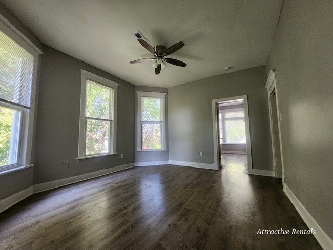 Building Photo - 7028 S Rhodes Ave Unit 2