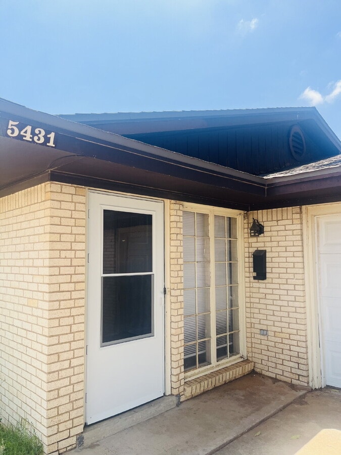 Delightful 2 Bedroom duplex - Delightful 2 Bedroom duplex Apartment Unit A
