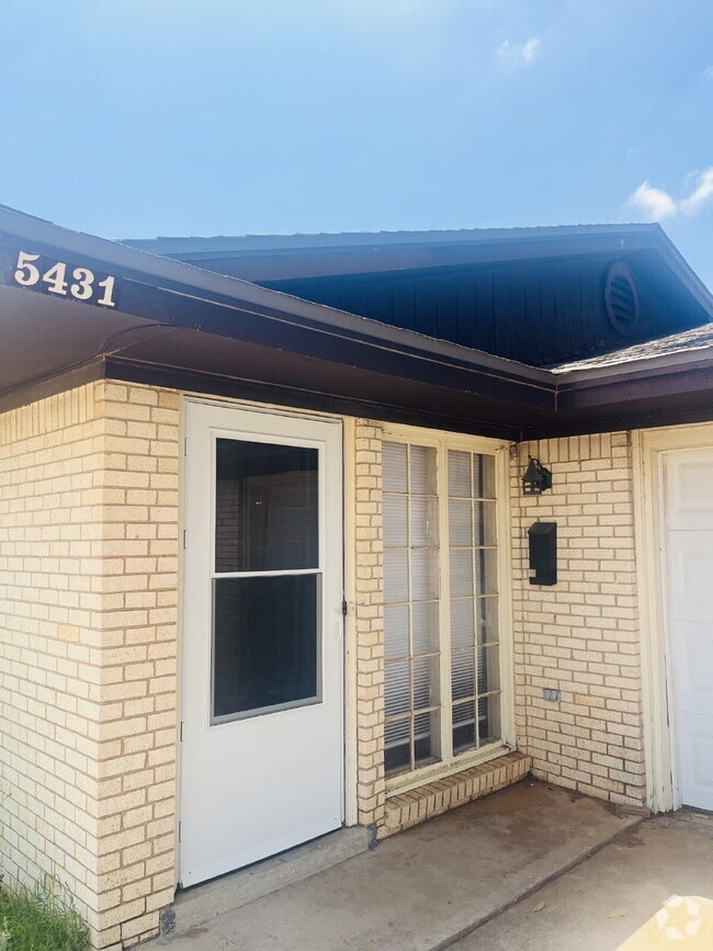 Building Photo - Delightful 2 Bedroom duplex Unit A Rental