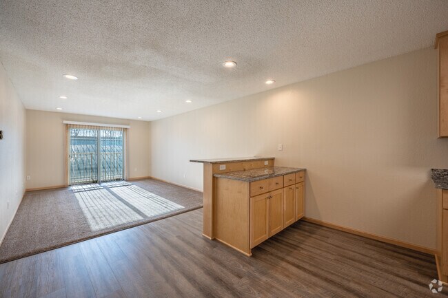 Peninsula 1BR, 1BA - 780SF - Kitchen/Living Room