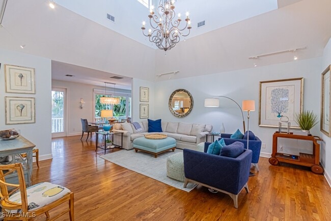 Photo - 877 7th St S