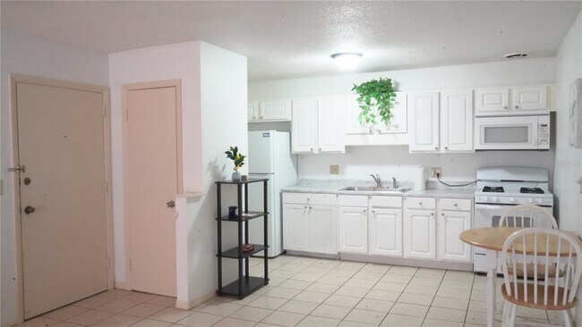 Photo - 1700 SW 16th Ct Unit J-4