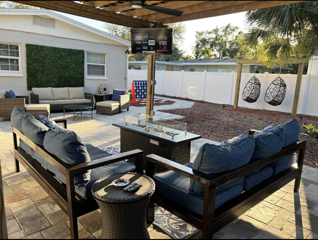 Large outdoor patio w/ covered pergola and tv hookup. Fan included. - 1907 W Spruce St Casa