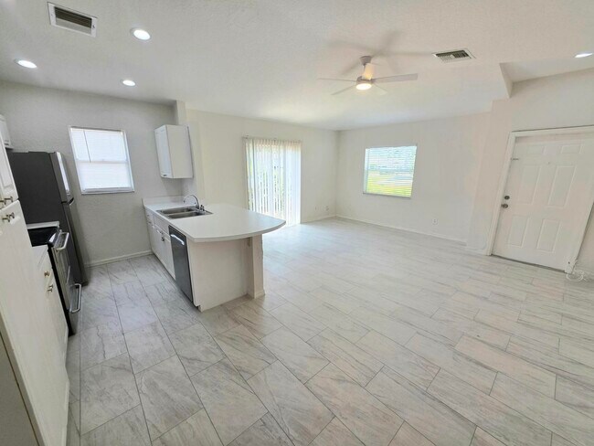 569 E Ridge Cir N