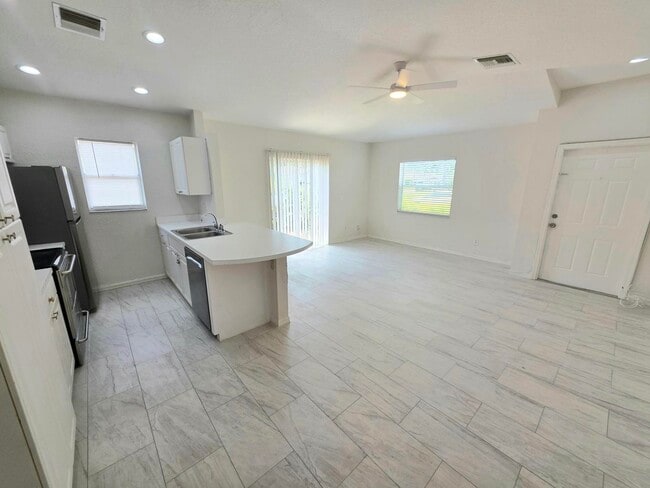 Photo - 569 E Ridge Cir N